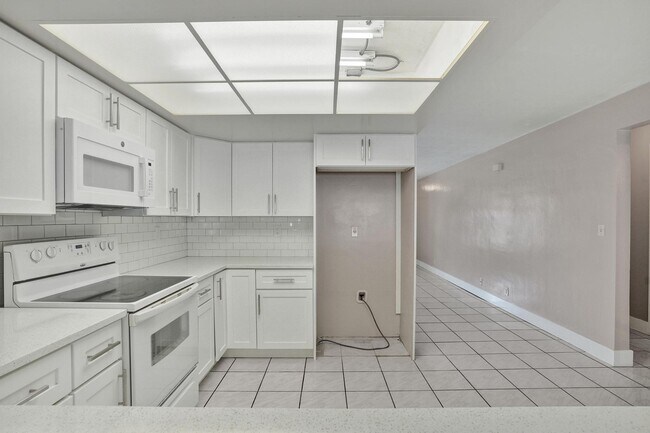 Building Photo - 7010-7012 NW 78th Ave