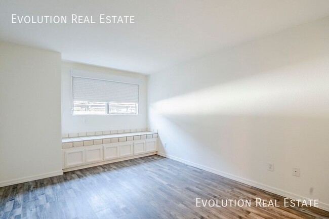 Building Photo - 7502 E. Thomas-105