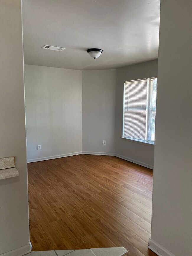 Building Photo - 3br 2 bath vaulted ceiling