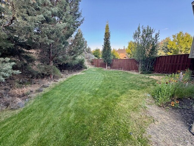 Building Photo - Spacious 3-Bedroom + Bonus Room Home in La...