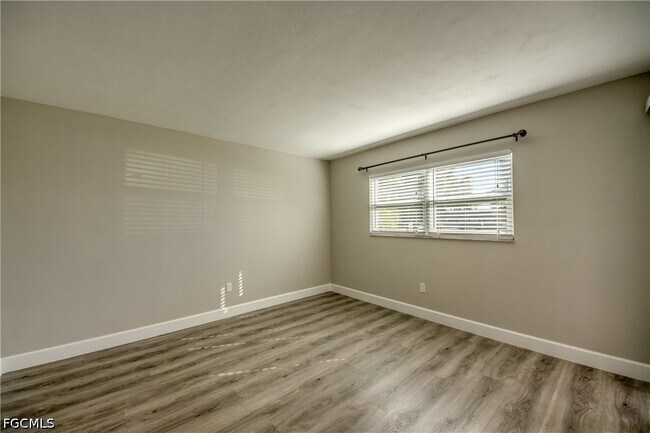 Building Photo - 2526 SE 16th Pl