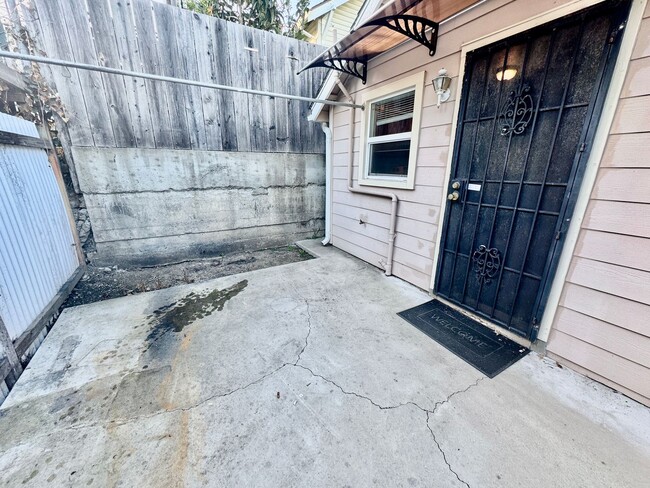 Building Photo - Cozy Oakland 2Bed/1Ba Home in a Private St...