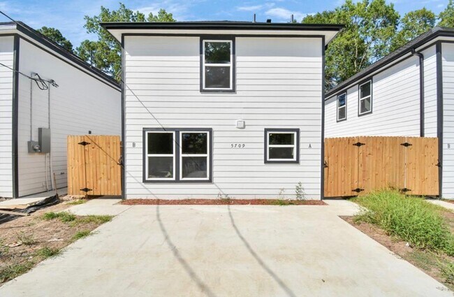 Building Photo - For Lease | 3 Bed, 2 Bath | 1,150 Sq Ft | Warwick Place |