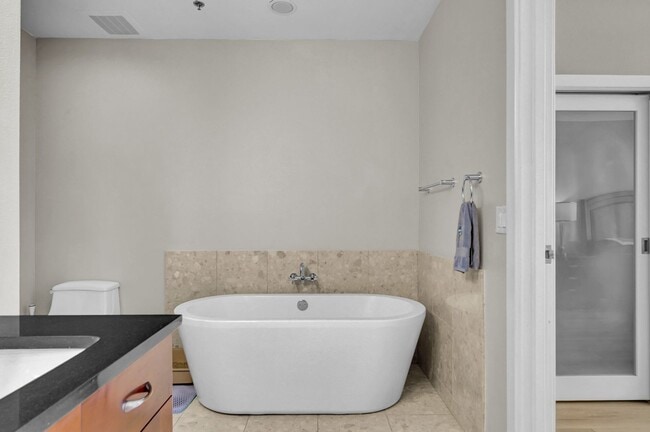 Building Photo - Fully Furnished 2 Bedroom 2 Bath High Rise with Strip Views