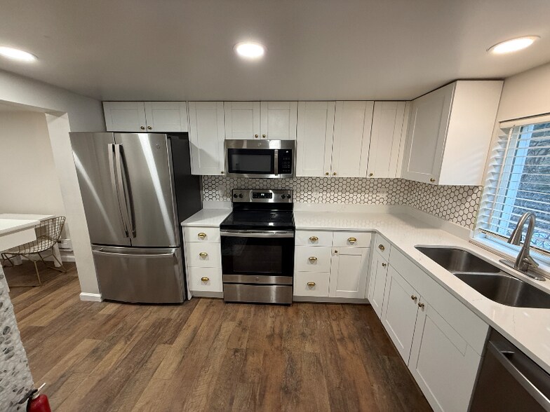 Building Photo - 8255 Oak St