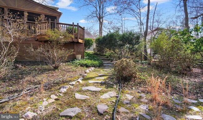 Building Photo - Serene Lake Ridge Retreat: Spacious Living and Natural Beauty