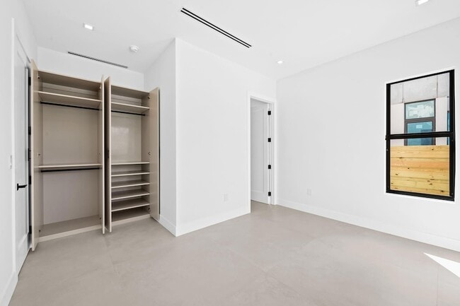 Building Photo - 2324 SW 26th St