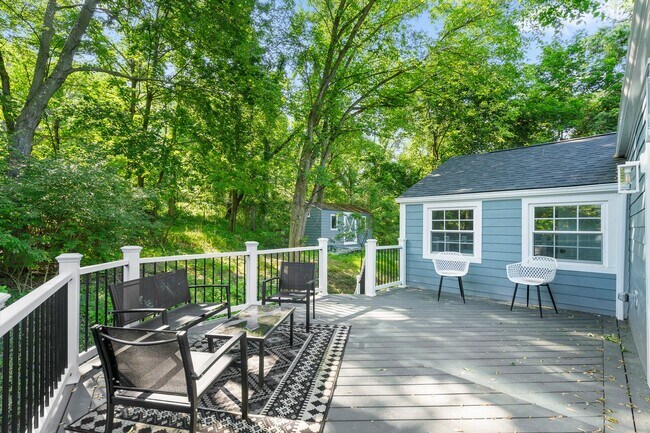 Building Photo - Beautifully Renovated 5 Bed/3 Bath Farmhouse in Upper St. Clair - Available Early June!