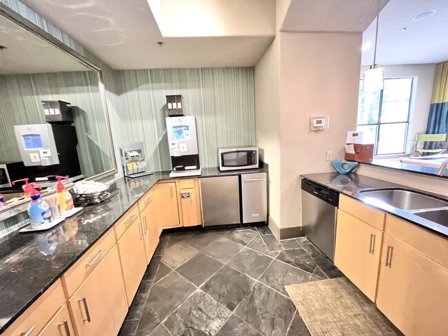 Building Photo - BEAUTIFUL CONDO WITH AMENITIES NEAR VANDER...