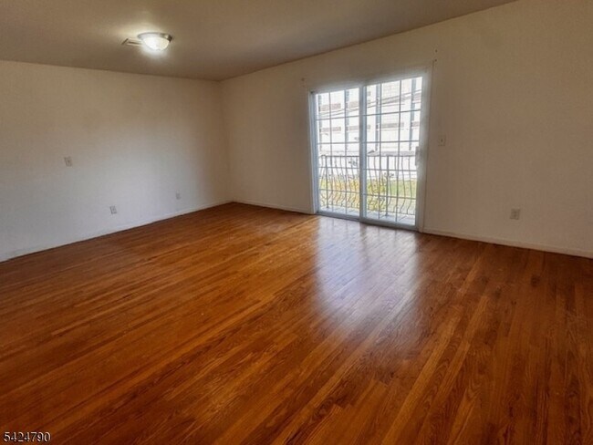 Building Photo - 81-83 Hawthorne Avenue Unit 3