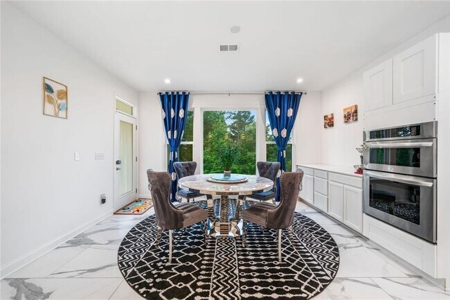 Building Photo - 2121 Harmony Dr