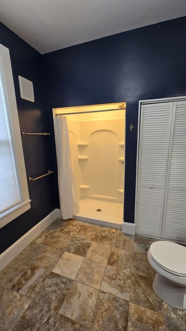 Building Photo - PET FRIENDLY 3 BEDROOM, 2 BATHROOM, DOWNTOWN LOCATION!