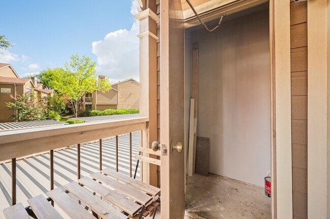 Building Photo - 1860 White Oak Dr