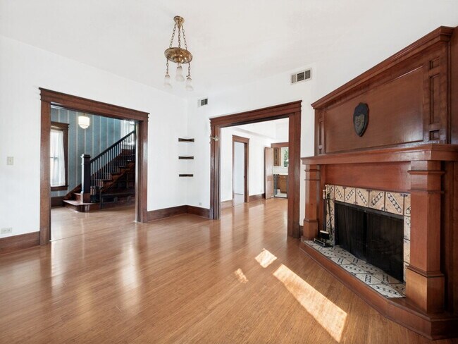 Building Photo - "Charming 4-Bedroom Home with 2 Full Baths in Vibrant Dallas Neighborhood!"