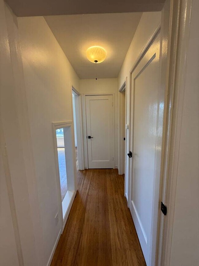 Building Photo - 1br - 700ft2 - Charming 8-unit apartment building. Walk to N. Berkeley BART