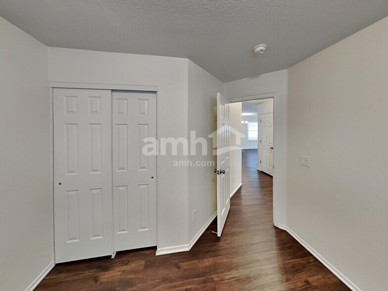 Building Photo - 286 E Mountain Alder St