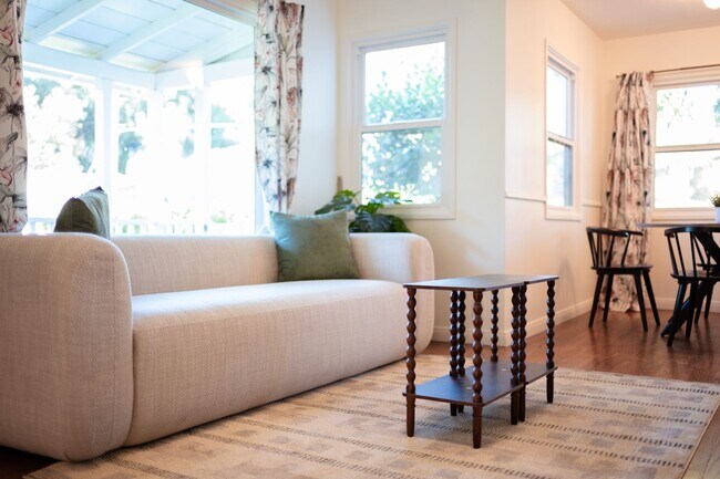 Building Photo - Charming Bungalow with King Size Bed