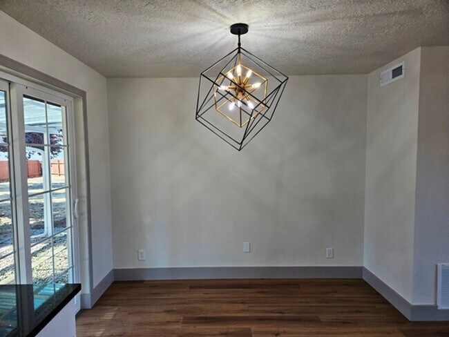 Building Photo - 3Bd/1.5Ba Single Story Home - For viewing!