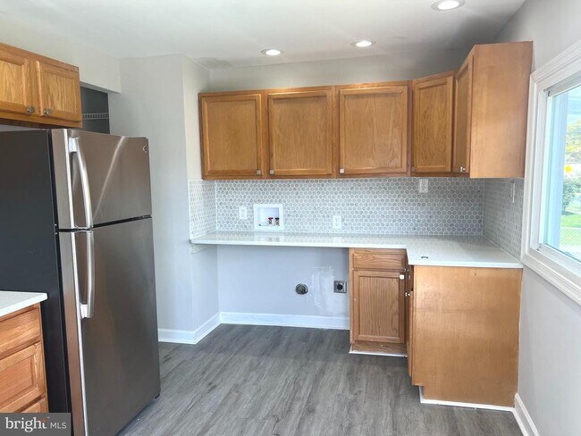 Building Photo - 548 S Marlyn Ave