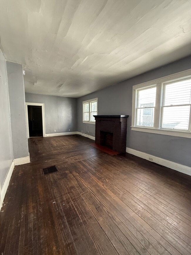 Building Photo - Large 4 bedroom Home