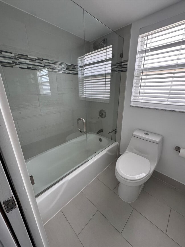 Building Photo - 3150 N Palm Aire Dr