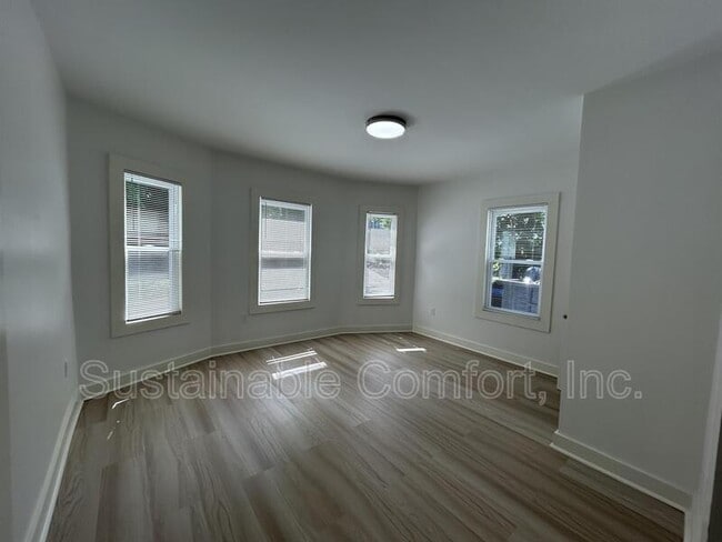 Building Photo - 71 Paine St