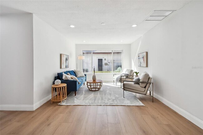 Building Photo - 1639 Summit Way