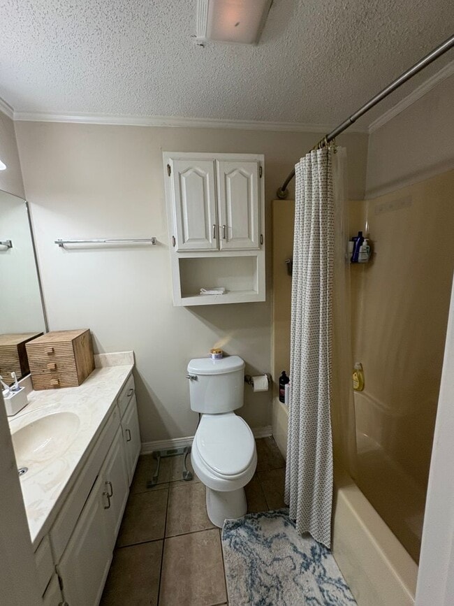 Building Photo - Roommate Needed!!  Walk to the Square! Available NOW...