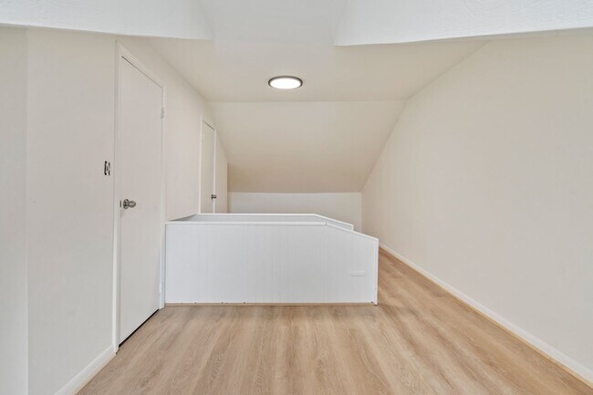 Building Photo - Newly renovated 2 Bed, 1 Bath w/ Bonus Room, Central AC, Laundry - Available October 1st!