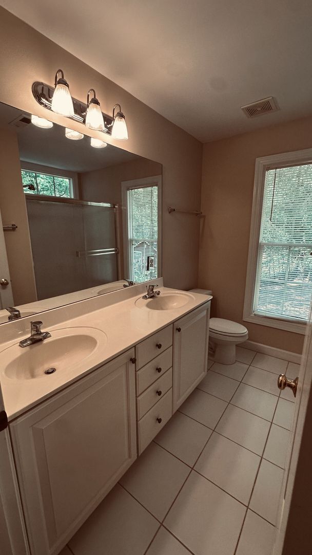 Building Photo - Charming 3br/2.5ba in Wake Forest! Garage, private. Available Now!