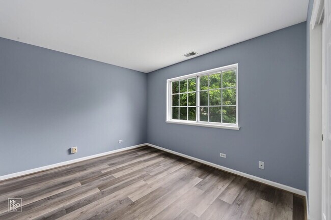 Building Photo - 268 Southwicke Dr