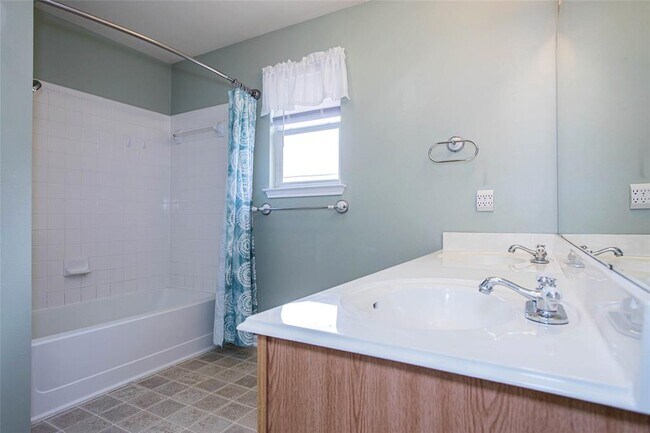 Building Photo - 814 Lantana Dr