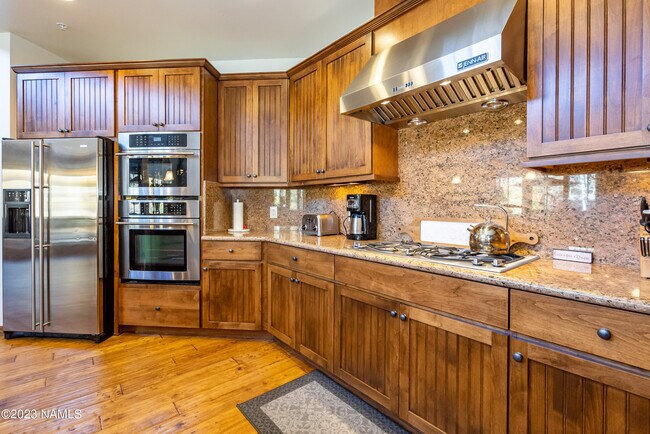 Building Photo - 1507 E Castle Hills Dr