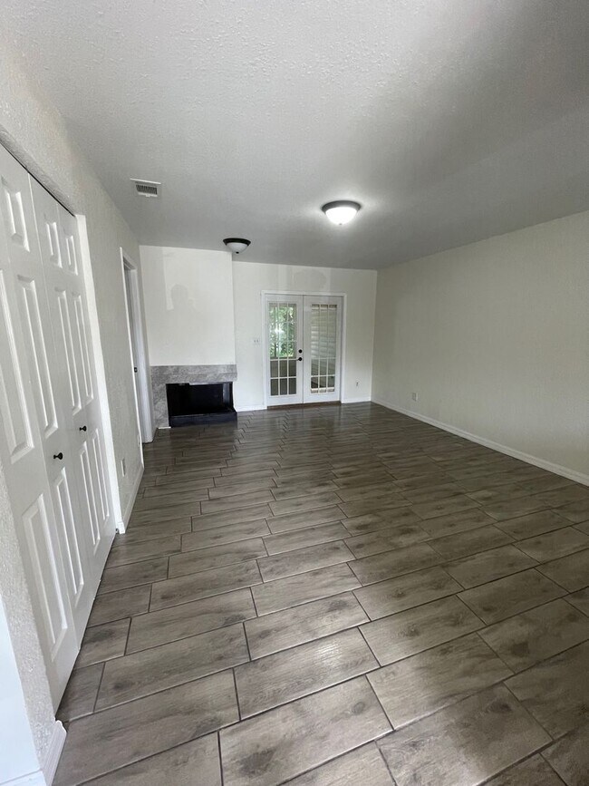 Building Photo - Remodeled 2 Bed 1 Bath Home | Washer/Dryer...