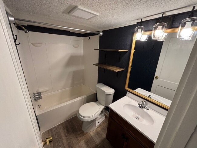 Building Photo - Updated 1 Bed 1 Bath in Central MHK