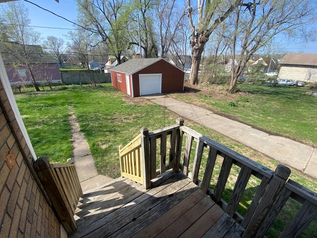 Building Photo - Remodeled 2 Bedroom with Garage