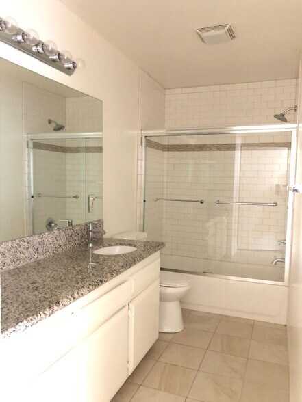 Building Photo - 6139 Fountain Ave