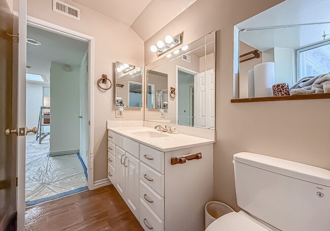 Building Photo - Calabasas 4BR w/pool+spa, views, solar pan...