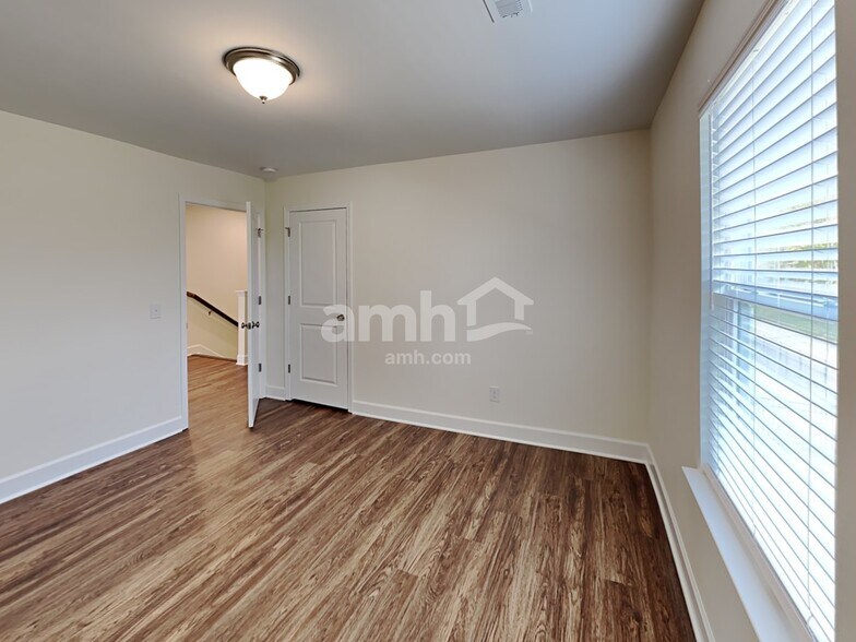 Building Photo - 3028 Esquire Dr