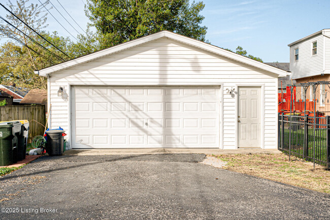 Building Photo - 2418 Brighton Dr