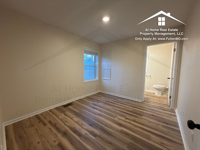 Building Photo - 703 W 7th St