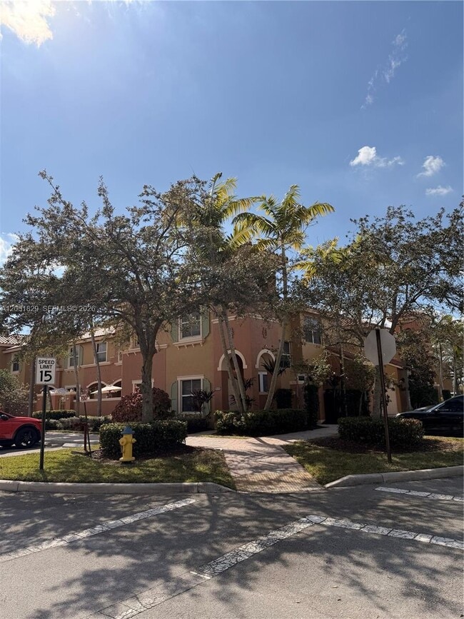 Building Photo - 906 SW 143rd Ave