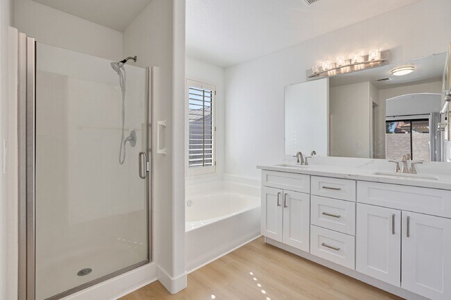 Building Photo - Beautiful home in gated community in Ahwatukee now available!