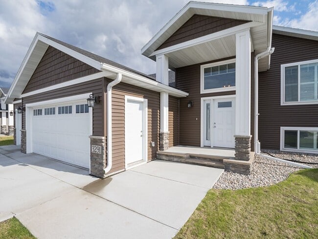 Building Photo - Beautiful 5 Bedroom Single Family Home