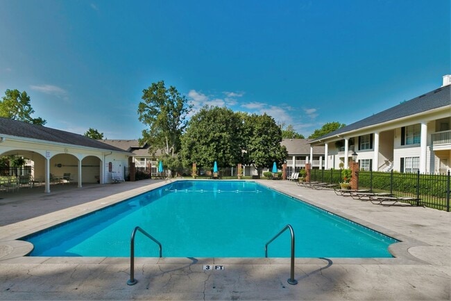 Building Photo - Townhome Close to MTSU