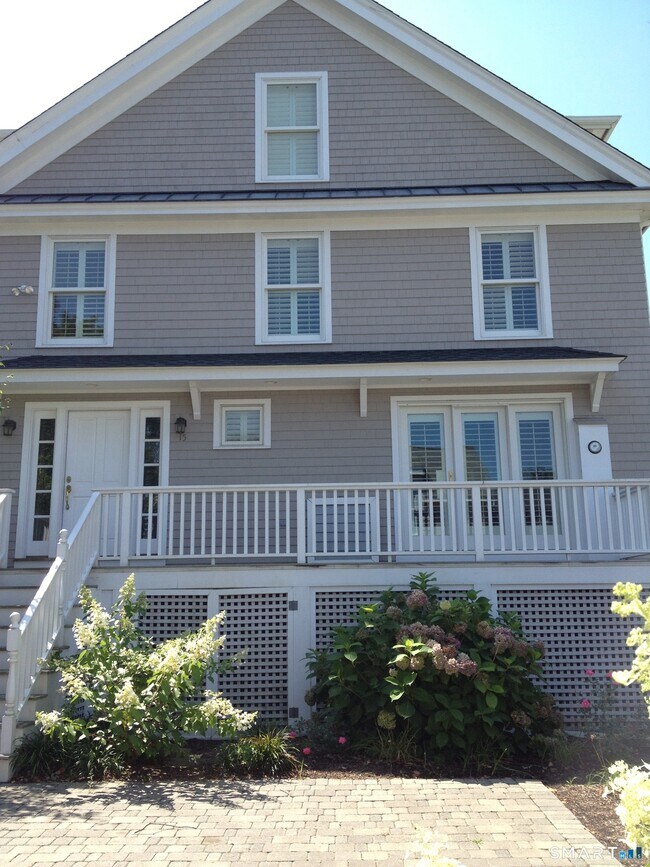 Building Photo - 15 Parker Ln