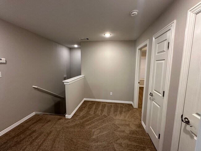 Building Photo - Spacious 3 Bedroom/2 Bathroom Chaffee Cros...