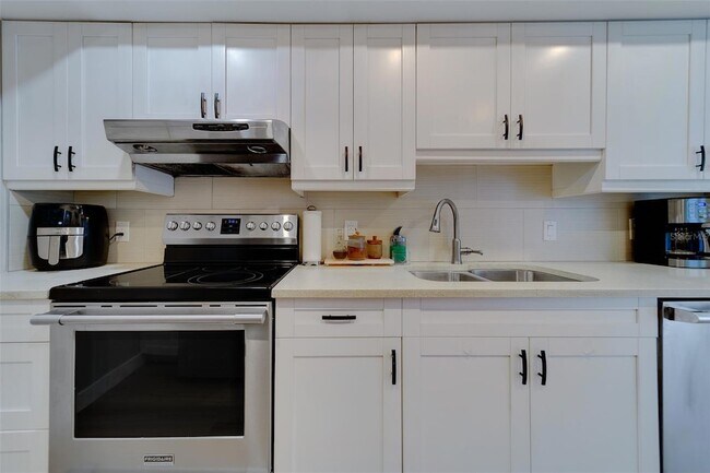 Building Photo - 255 Dolphin Point