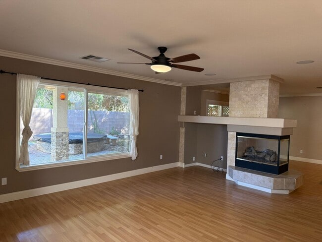 Building Photo - Beautiful Royal Highlands Home with stylish upgrades thoughhout!