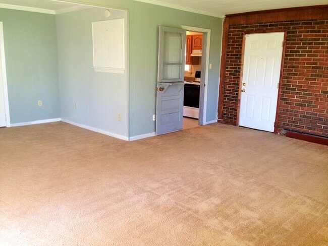 Building Photo - SPACIOUS 3 BED/1 BATH ALL BRICK HOME IN ES...